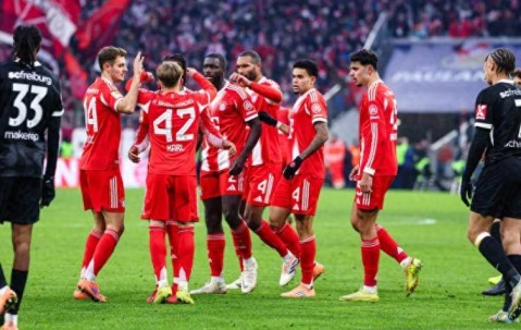 拜仁神奇大逆转！跨季20战不败，434天领跑德甲，连刷8纪录