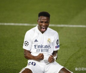 炸锅!维尼修斯国家德比被阿隆索换下后怒摔水瓶,场边黑脸引争议