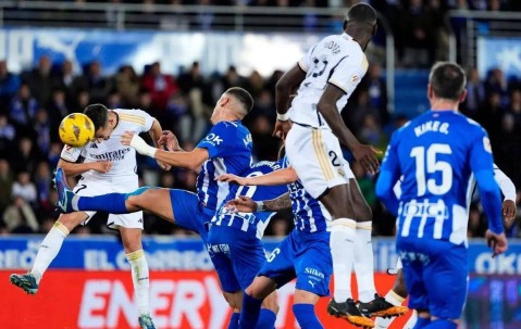 西甲第12轮阿拉维斯主场对阵西班牙人，防守稳健、反击高效，争夺中游位置。