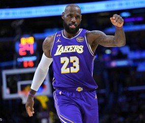 出场就是神!詹姆斯单核领军砍三双 揽下湖人前23分