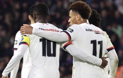 4-0横扫业余队！巴黎杀鸡用牛刀，20岁新星9.3分抢尽梅西内少光环