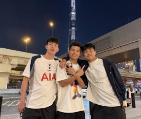U22国足训练后游迪拜！海港铁卫偶遇巴萨新星，王钰栋穿热刺球衣