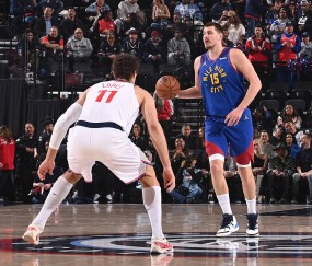 约基奇22+17穆雷连砍7分+失绝平1罚 掘金1分负快船