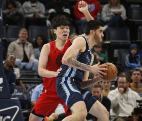 首发！杨瀚森4+5+转身暴扣 遇犯规陷阱末节爆发