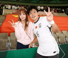 恭喜，国足22岁小将留洋，加盟英超豪门，女友曝光，长相甜美，陪伴留洋