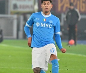 齐尔克泽转会风波：曼联拒绝罗马报价，背后隐藏的市场博弈