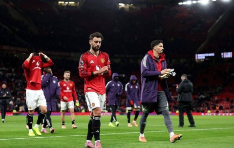 熟悉的曼联回来了？开场13分钟就多打一人，仍在主场爆冷输球