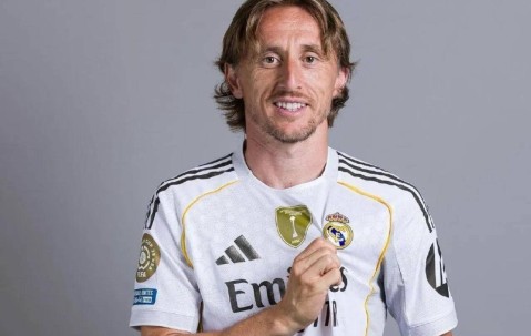 皇马官宣！亿元先生被挂牌，中场锁定德甲天才，锋线瞄准英超爆点