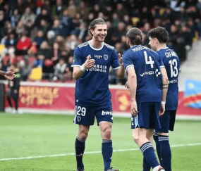 巴黎FC主场迎战昂热,法甲中游球队上演攻防博弈