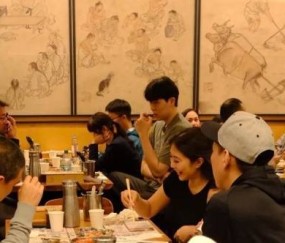 打湖人1分1板 杨瀚森赛后携女友在洛杉矶吃韩料