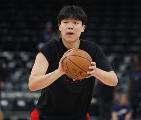 杨瀚森处境正在变好吗？对比同级菜鸟答案很残忍