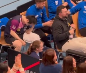 笑不活了！樊振东两度被逆转翻车，队友拿他头像模仿，小胖笑疯