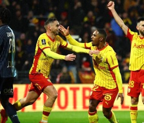 朗斯1-0小胜劲敌，成功登顶法甲榜首，大黑马崛起直指冠军