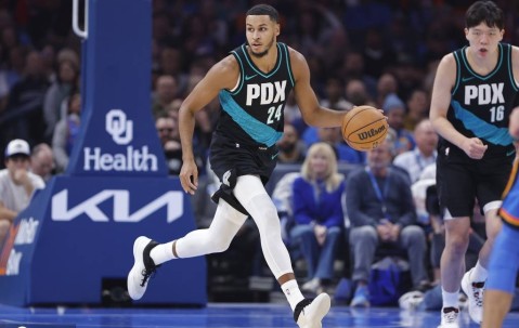 破三分荒！杨瀚森8+4+3 劝架+空接爆扣=融入球队