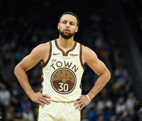 库里砍26+3+6瞬间爆发变三疯 单节6中6一人击垮魔术