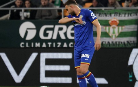 西甲西乙赛季中场休息：皇家奥维耶多与体育俱乐部的悬崖边舞蹈