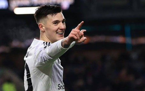 曼联2-2伯恩利继续丢分！弗莱彻激活谢什科还不够，球迷呼唤索帅