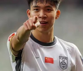 王钰栋拒绝了德甲豪门合同！月薪3000到5000欧元，王钰栋父亲：踢不上球，去欧洲做什么？