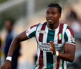 穆里尼奥与加拉塔萨雷左路争锋升级：先隔空较量抢人，后转身开启转会合作