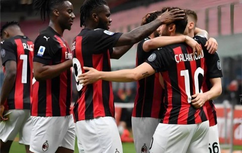 意甲：AC米兰VS萨索洛，AC米兰登顶第一，主场强势，血洗萨索洛势在必行？