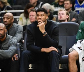 曝湖人明夏可能会关注字母哥 用3首轮+里夫斯谈判