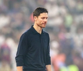 英超5轮不胜仅领先曼联1分，西媒曝利物浦联系阿隆索，斯洛特危险了