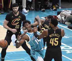 米切尔24分莫布利14+14 骑士胜黄蜂