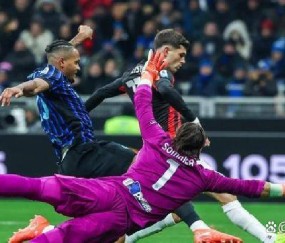 意甲疯了，莱奥1-0绝杀捅破天，阿莱格里直接染红，AC米兰硬刚拉齐奥重返榜首