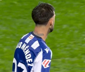 终结11连胜！西甲爆冷门：巴萨1-2皇家社会，皇马机遇来了：落后1分