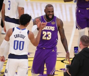 不打背靠背!因左脚伤病管理 詹姆斯今天缺战鹈鹕