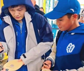 又稳又狠！樊振东狂拿2分赢麻了，赛后蹲地签名超宠粉