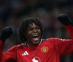 合适的才是最重要！曼联险胜纽卡斯尔跃居死敌之上，4后卫阵型发挥出色