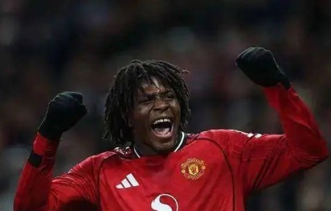 合适的才是最重要！曼联险胜纽卡斯尔跃居死敌之上，4后卫阵型发挥出色