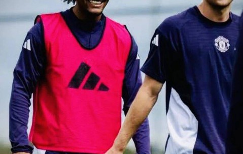 曼联战富勒姆一人伤愈复出！卡里克官宣多古伤情，德里赫特仍缺阵