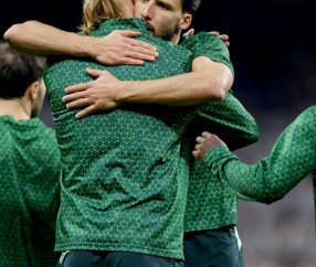 维尼修斯与哈维·阿隆索的“熊抱”:皇马内部矛盾的微妙信号