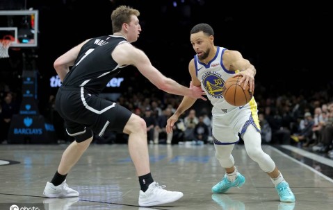 表现-遭裁判针对？库里连砍10分泄愤 超狼王升至历史第21