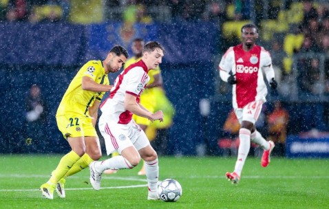 欧冠激战：阿贾克斯主场逆转比利亚雷亚尔，连胜保留出线希望